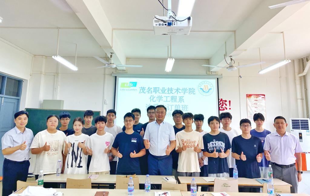 k1电竞官网企业导师进校园给订单班学生授课